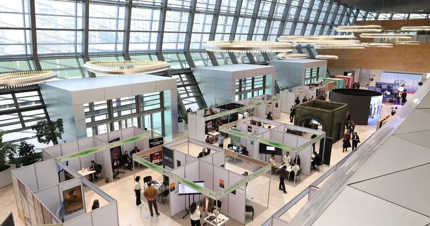 Hall d'un salon professionnel vu de haut, allées et stands montés