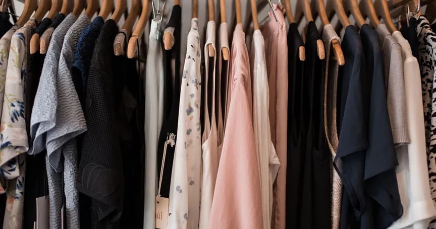 Portant de collection garni de pièces sur cintre dans un showroom