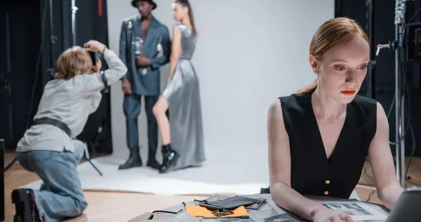 Séance photo de mode en studio, photographe et mannequins sous les projecteurs