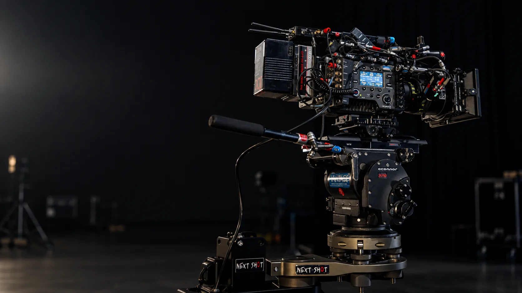 Caméra de cinéma équipée d'une optique de série, montée sur tête fluide sur un plateau de tournage